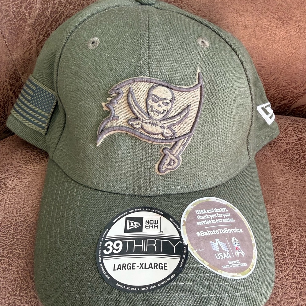 Tampa Bay Buccaneers Salute To Service Flex hat, size L-XL. NWT.